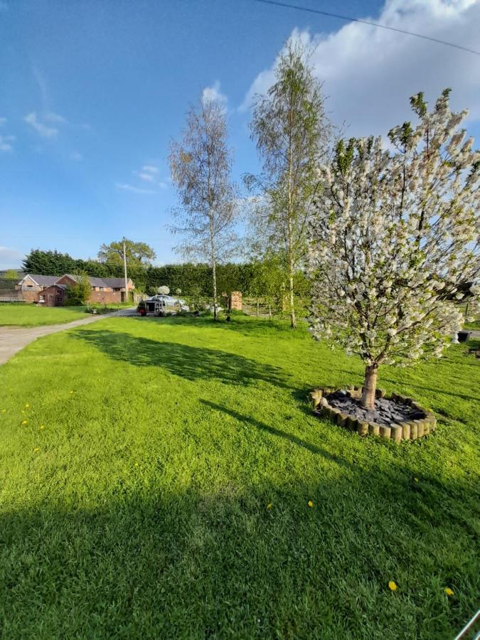 Mile House Barn Bed & Breakfast Нантвич Экстерьер фото